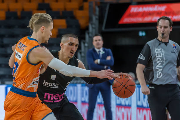 场的紧张氛 场的紧张氛